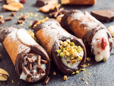Каноли – традиционен италиански десерт с пълнеж с крем от рикота и шоколад - снимка на рецептата